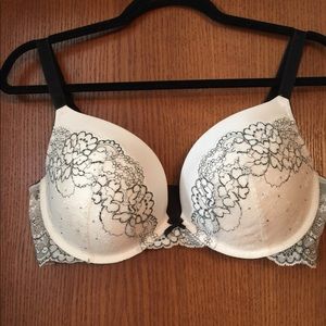 🍀💚NWOT Victoria Secret Bra💚🍀